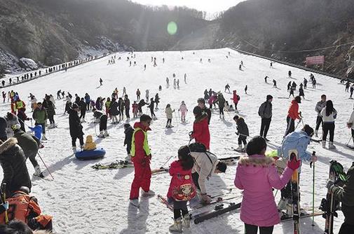 2017-2018冰雪季，我国冰雪旅游人数达到1.97亿人次，冰雪旅游收入约3300亿元