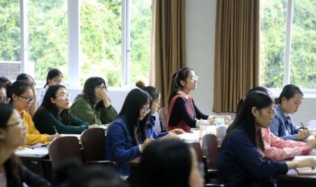 2018年全国共有普通高等学校2663所，各种形式的高等教育在学总规模为3833万人